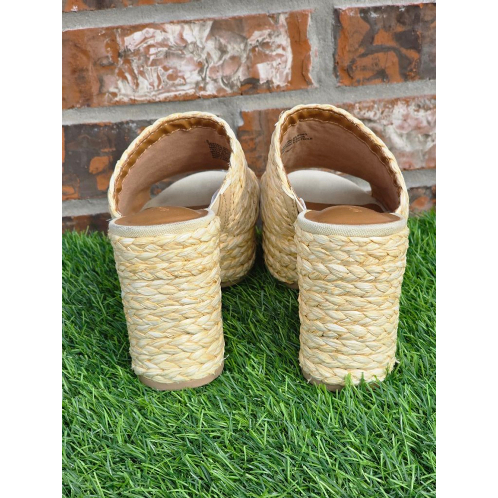 Universal Thread Platform Mule Heels – Light Beig… - image 3